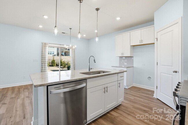 Building Photo - 3909 Woodland View Dr