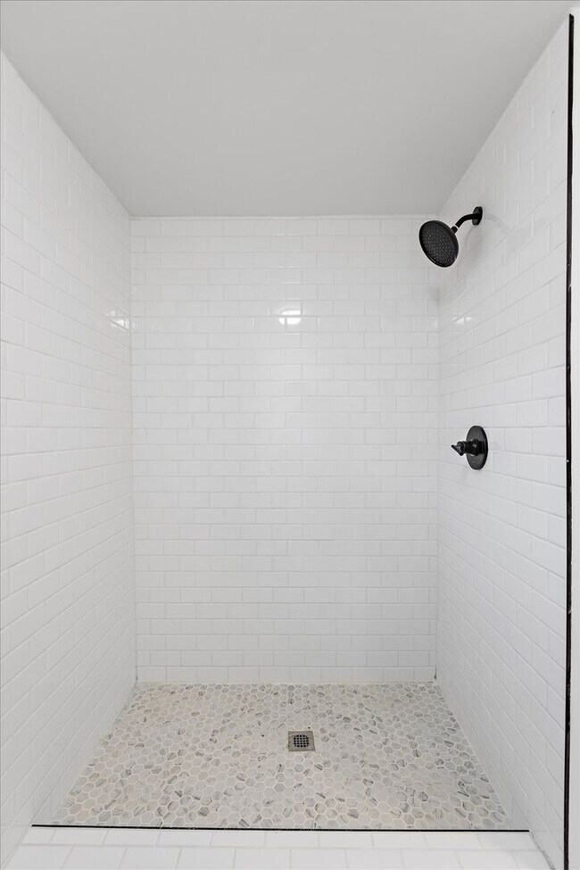 Building Photo - Newly renovated 2bed 2bath for rent!