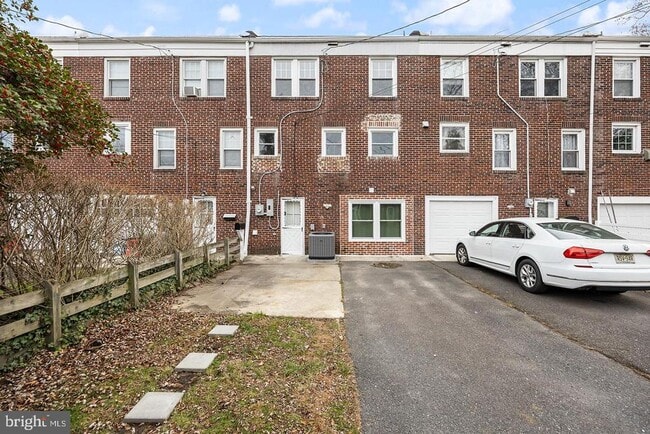 Building Photo - 113 W Albertson Ave