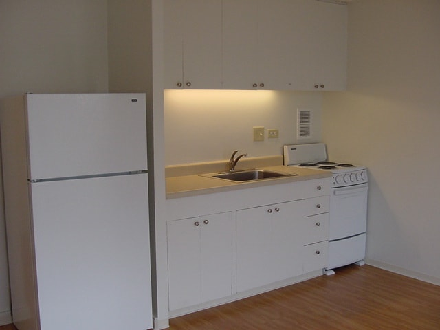 Building Photo - Holiday Manor studio, secured building, laminate wood flooring!
