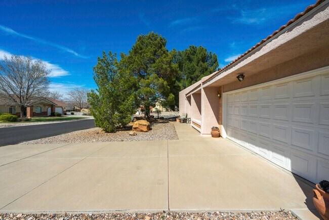 Building Photo - Spacious Stand Alone Home