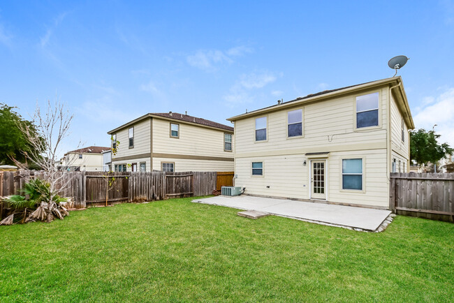 Building Photo - Spacious 3-Bedroom