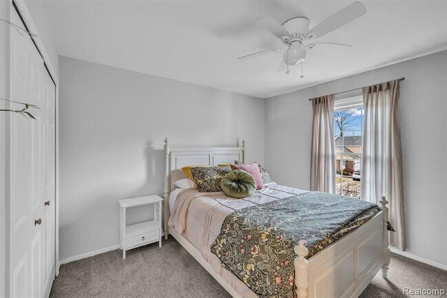 Building Photo - 45077 Roundview Dr