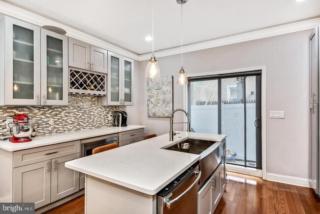 Building Photo - 1945 Watkins St