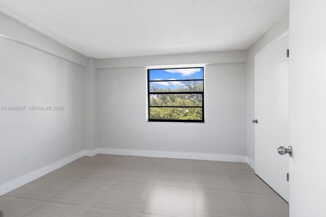 Building Photo - 777 SW 9th Ave