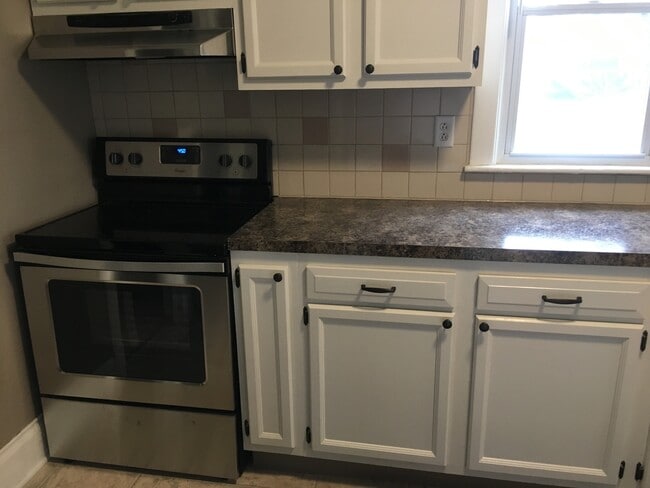 Building Photo - 936 Crescent St NE