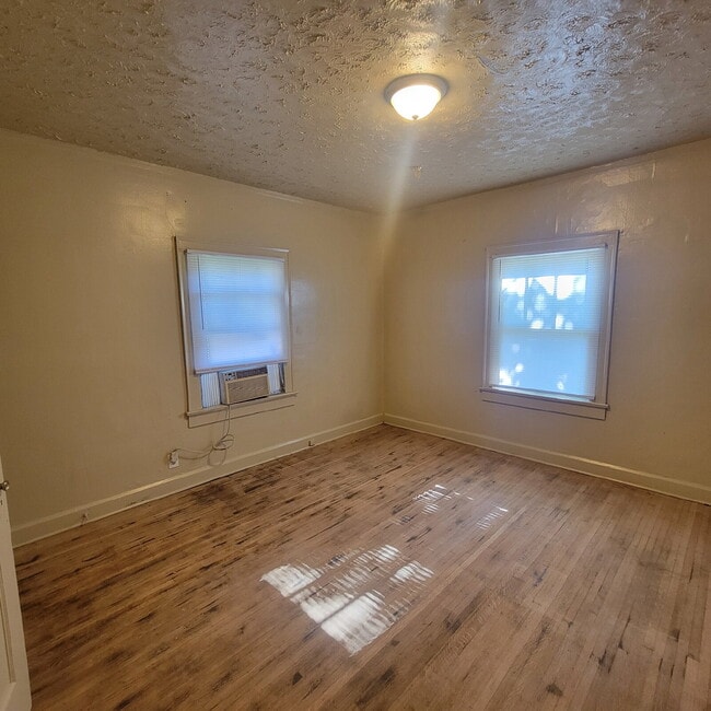 Building Photo - Spacious 4 bedroom