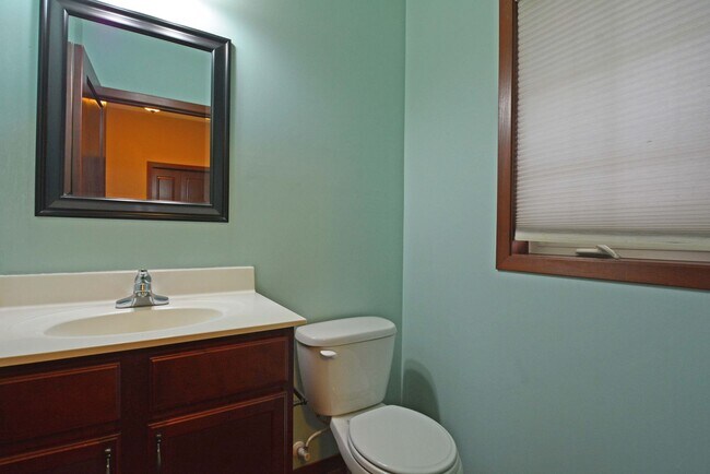 Building Photo - Spacious 4-Bed 4-Bath Home in Shakopee - Available Now!