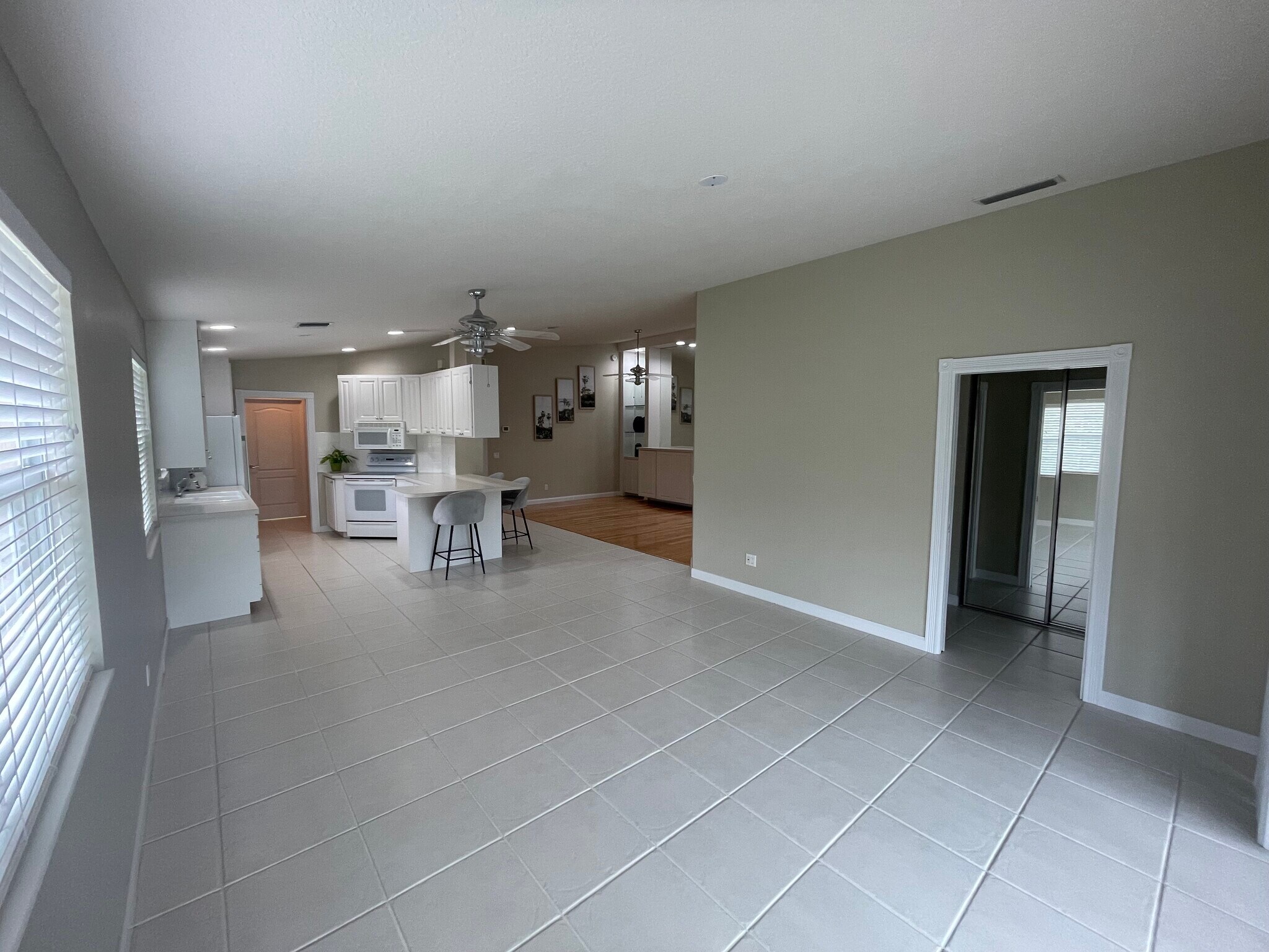 Building Photo - 4949 Kingston Way