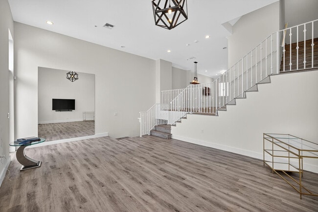 Building Photo - 508 N Birch Rd