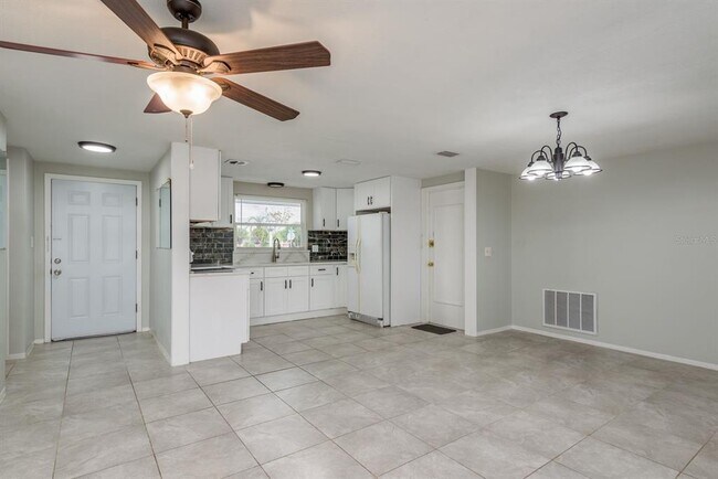 Building Photo - 10521 Oak Hill Dr