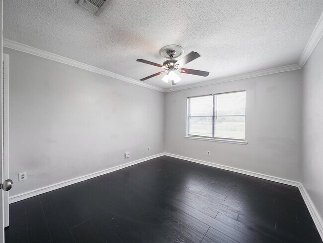 Building Photo - 7700 Creekbend Dr