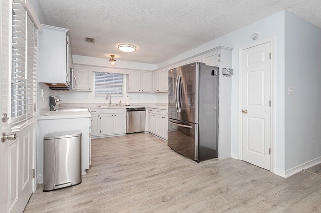 Building Photo - Adorable Home with fenced in backyard!