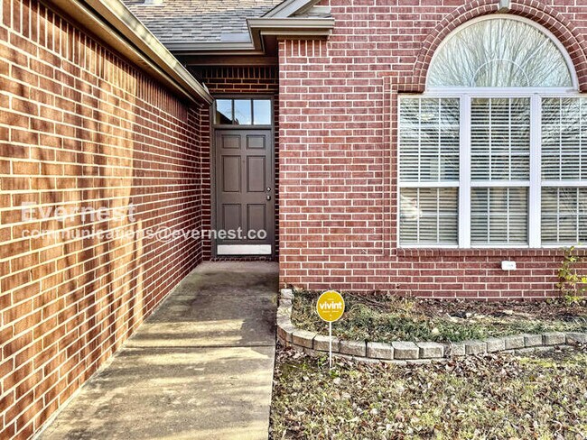 Building Photo - Charming 3-Bed, 2-Bath Home with Fenced Backyard & 2-Car Garage