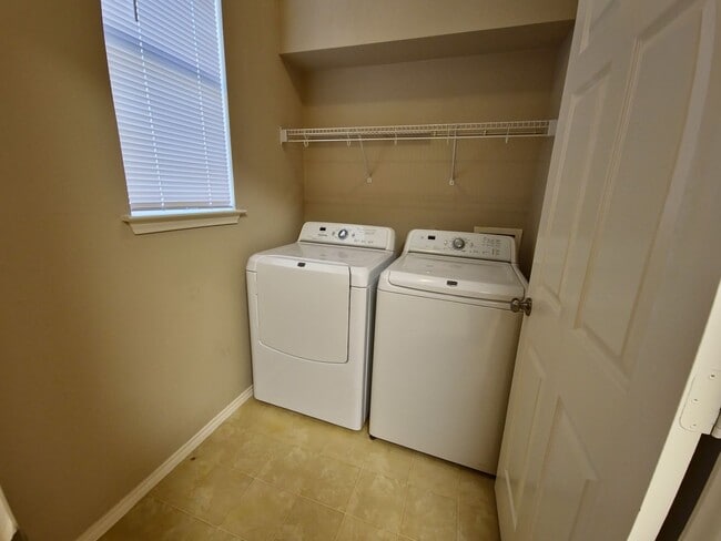 Building Photo - Enchanting 4 Bedroom home located in Plum Creek!