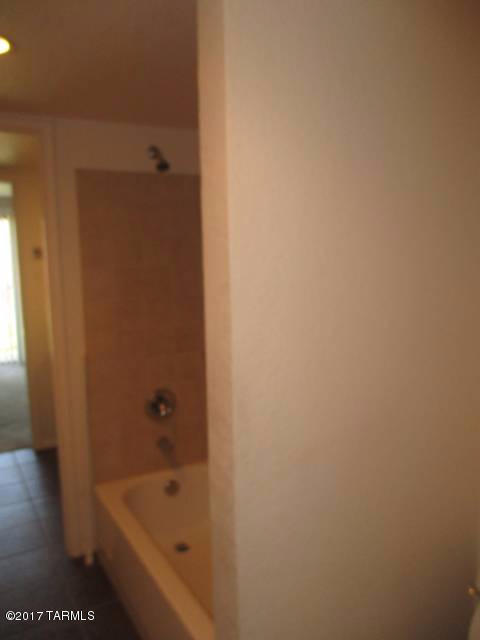Building Photo - 5051 N Sabino Canyon Rd