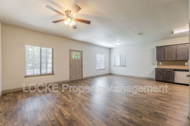 Building Photo - 512 E Akard St