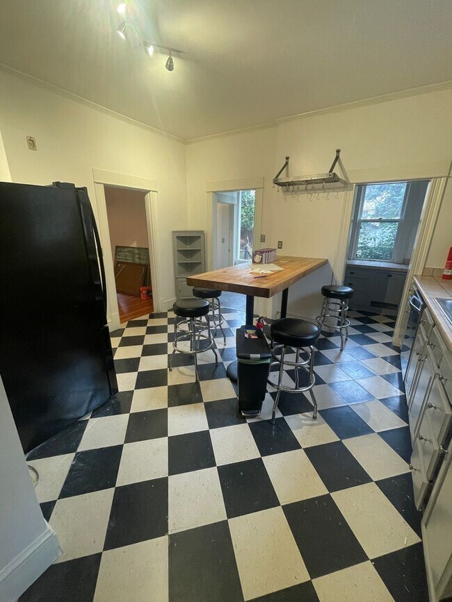 Building Photo - 2002 NE 13th Ave