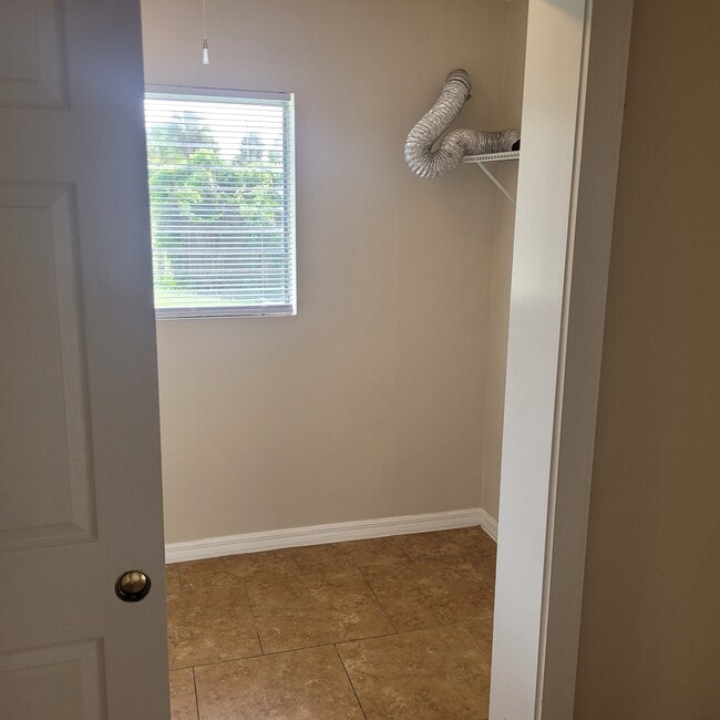 Building Photo - 1824 Beachwood Dr