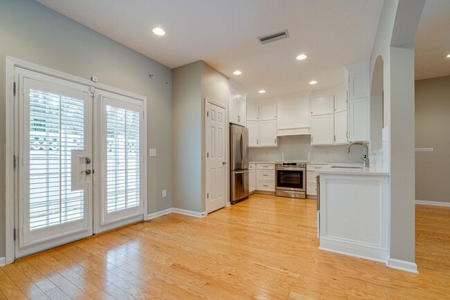 Building Photo - 3 Bed 2.5 Bath Gorgeous Townhome, Availabl...