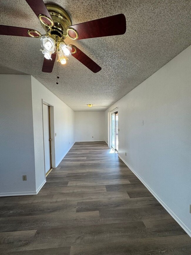 Building Photo - Victorville Home