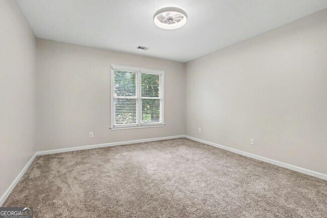 Building Photo - 205 Woodcreek Ln