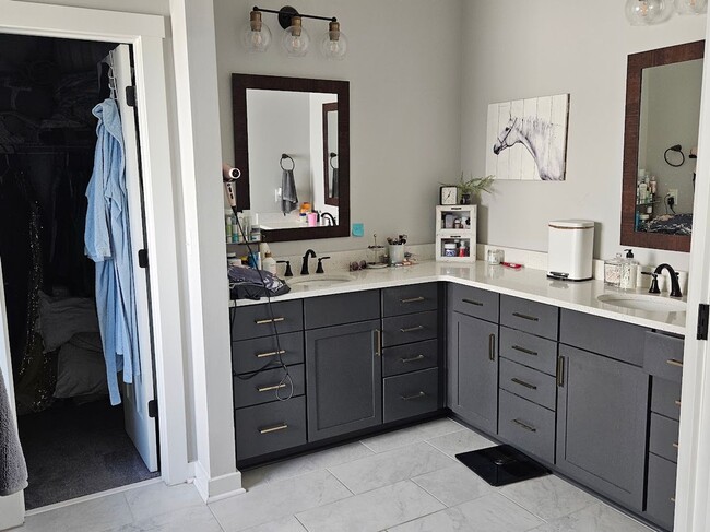 Building Photo - Beautiful 4-bedroom, 2.5- bath home with b...