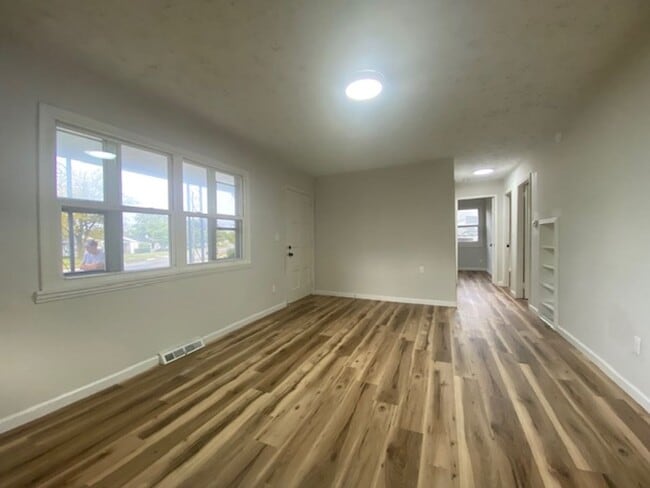 Building Photo - Welcome to this delightful three bedroom, ...