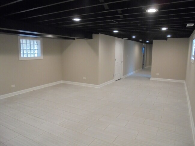 Building Photo - 7609 W 63rd Pl