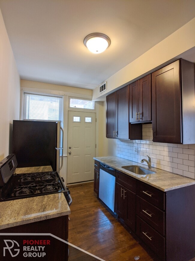 Building Photo - 857 W Cornelia Ave