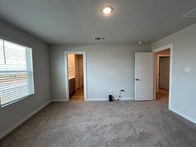 Building Photo - Walking Distance to Long Creek High School / Fridge, Washer & Dryer Included / Fenced in Yard / N...