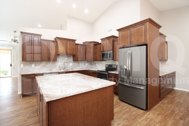 Building Photo - 9634 E Rocky Lake Dr