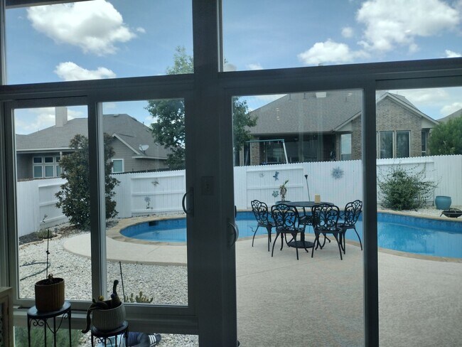 Building Photo - Beautiful 4 bedroom with a pool!!!