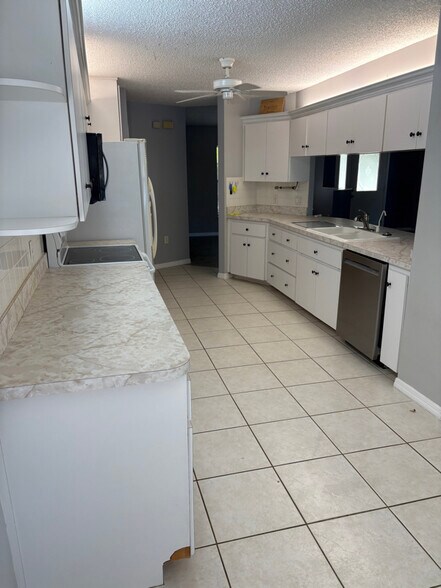 Building Photo - 2235 W Springlake Dr