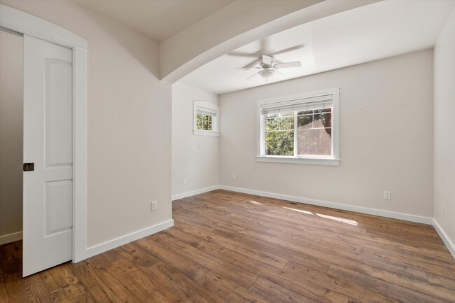 Building Photo - Large home in Awbrey Butte