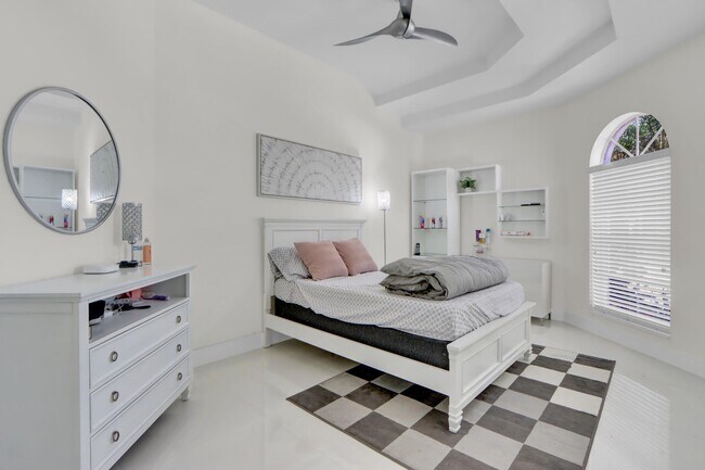 Building Photo - 6564 Somerset Cir