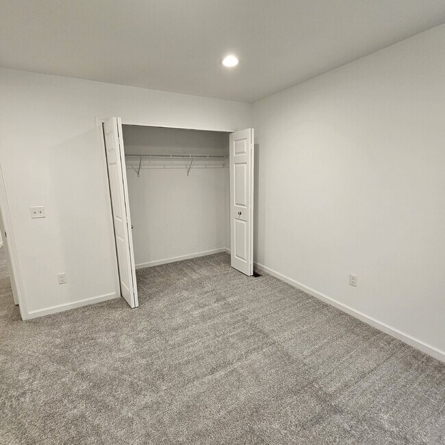 Building Photo - 4 bedroom, 3 full bathrooms, 2 car garage ...