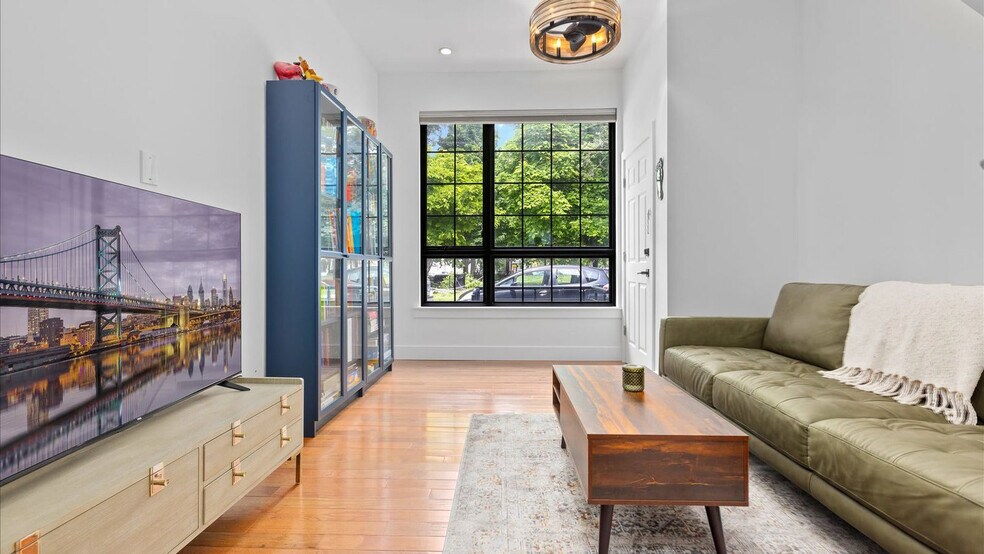 Building Photo - 416 Sepviva St