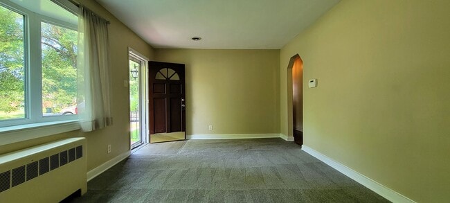 Building Photo - Brick ranch in Southside with large privat...