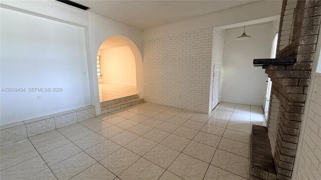 Building Photo - 9155 Fontainebleau Blvd