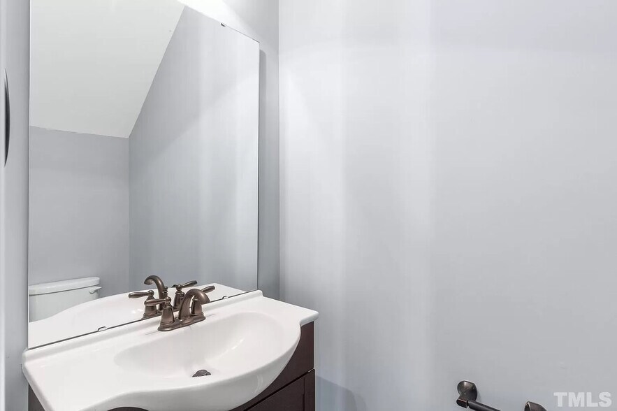 Building Photo - Room in Duplex on Pineland Cir