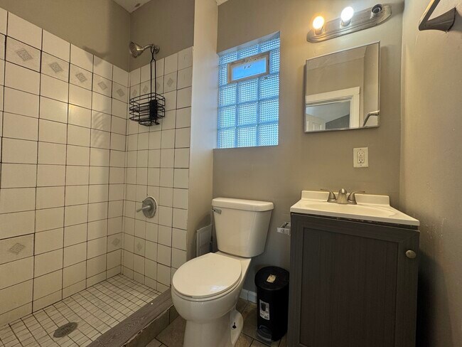 Building Photo - 370 Bent St