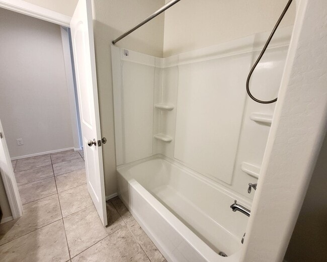 Building Photo - 3 Bedroom 2 Bathroom Magma Ranch Home