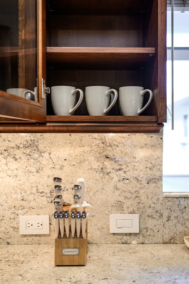 Building Photo - 1342 Skyline Dr