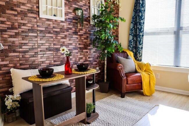 Building Photo - 898 Oak St NW