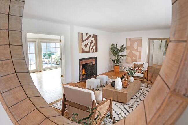 Building Photo - Gated Brentwood Circle Family Home