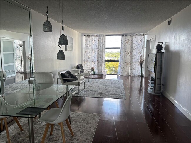 Building Photo - 800 Parkview Dr