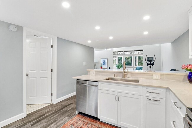 Building Photo - Completely Remodeled Cottage - Moss Creek