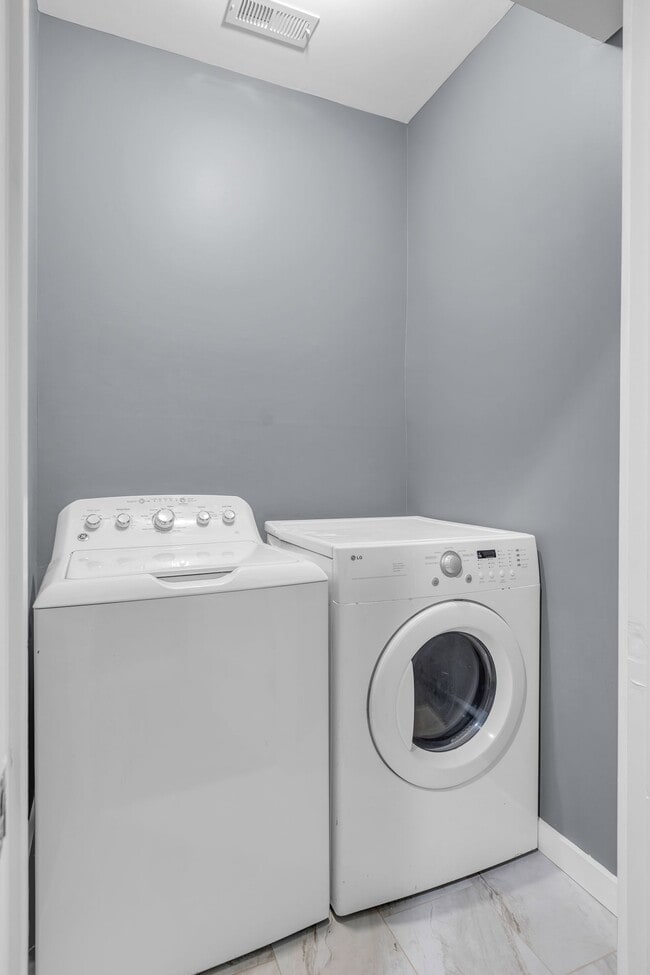 Building Photo - 418 37th Ave N