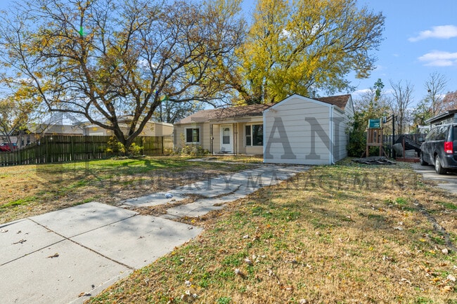 Building Photo - 1925 S Elizabeth